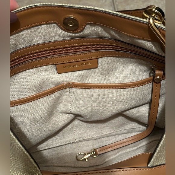 Michael Kors Raven Large Raven Gold Leather Shoulder Bag - Picture 10 of 14